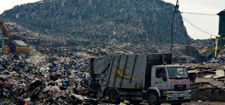 Autoritățile din Cluj dau dovadă de inconștiență în privința gropii de gunoi de la Pata Rât
