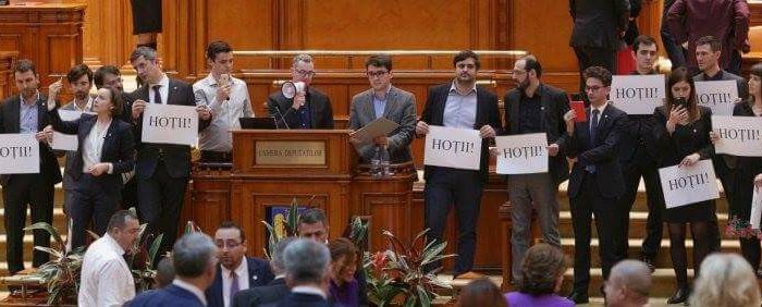 Luptă de gherilă în plenul Camerei Deputaților pentru a bloca adoptarea primei legi anti-justiție