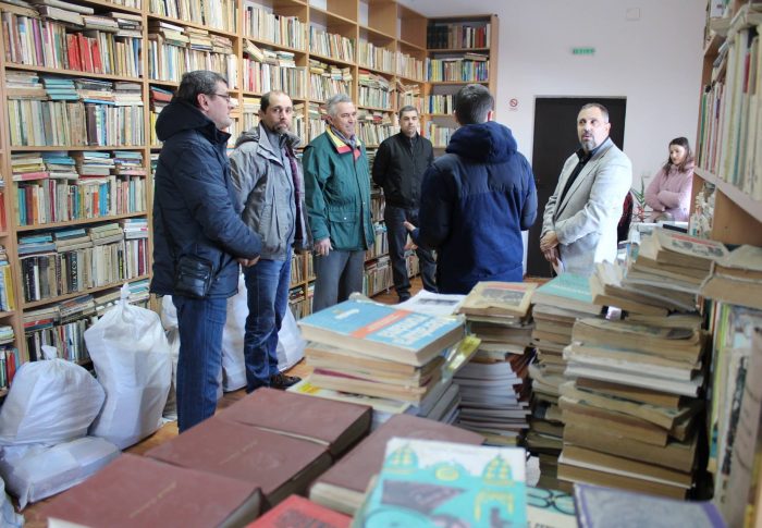 Campania senatorului Dan Lungu “Până hăt de carte!” a ajuns la Hârlău cu o donație de 400 de cărți