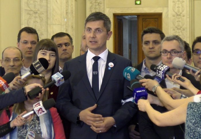 Infractorii au învins în Parlamentul României. USR va sesiza Curtea Constituțională