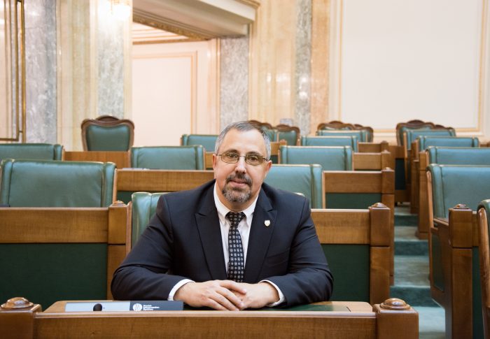 115 școli din mediul rural ieșean cu grupuri sanitare amplasate în exterior, fără apă curentă