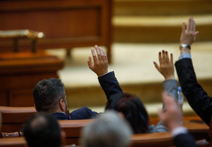 Hoția zilei! În timpul pandemiei, PSD oferă sporuri în plus pentru angajații de la Președinție, Guvern și Parlament