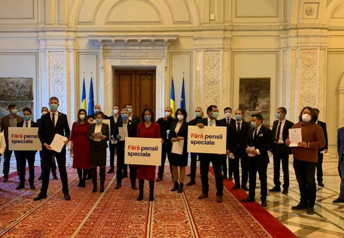Parlamentarii USR își dau demisia ca să nu primească pensii speciale