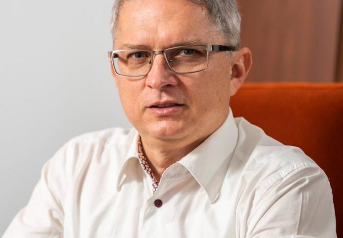 Veste bună pentru românii din Diaspora: Propunerea pentru îmbunătățirea serviciilor consulare, adoptată de Parlament