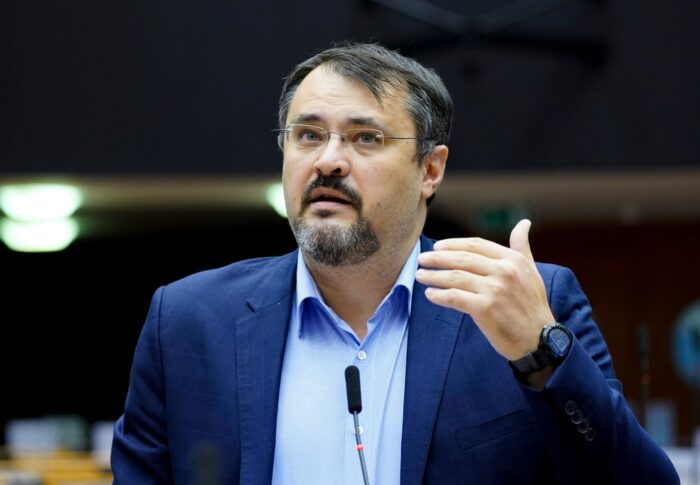 Cristian Ghinea: PSD și PNL își bat joc de profesori promițând fonduri europene care nu există