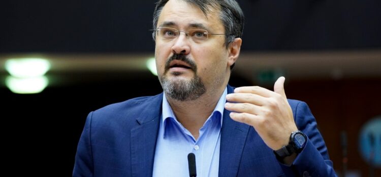 Cristian Ghinea: PSD și PNL își bat joc de profesori promițând fonduri europene care nu există