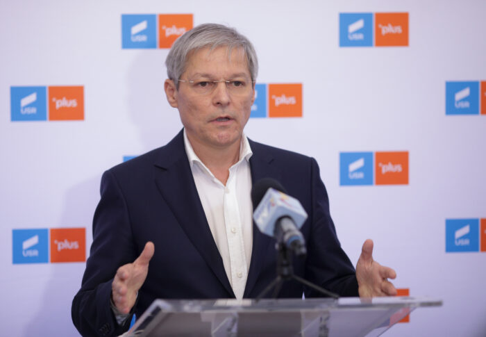 USR cere demiterea de urgență a lui Florin Roman. Dacian Cioloș: “Domnule Ciucă, vă cer să faceți curățenie în cabinet”
