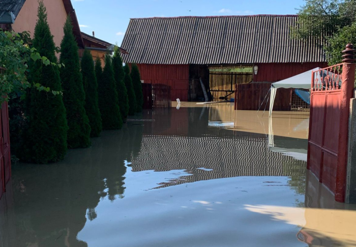 Inundații în Brașov și Câmpulung: primarii Allen Coliban și Elena Lasconi îi ajută pe oamenii afectați