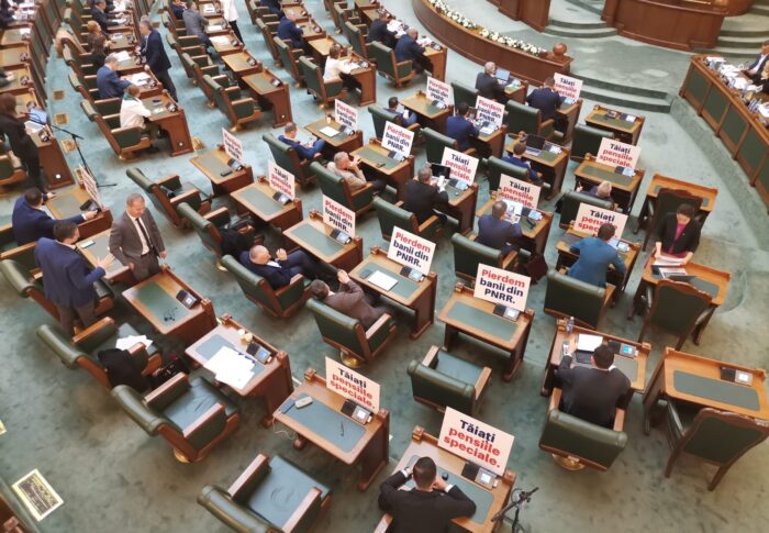 Protest USR la Senat față de menținerea pensiilor speciale