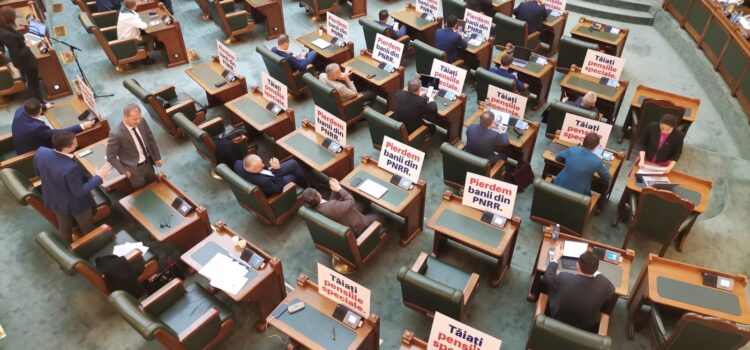 Protest USR la Senat față de menținerea pensiilor speciale