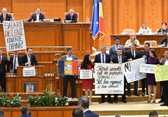 Vocea profesorilor în Parlament. Pancarte de la protestul dascălilor, aduse în Parlament de deputații USR