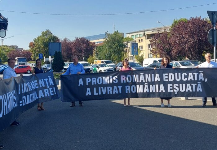 Protest USR în prima zi de școală: Iohannis a promis „România educată”, dar a livrat „România eșuată”!