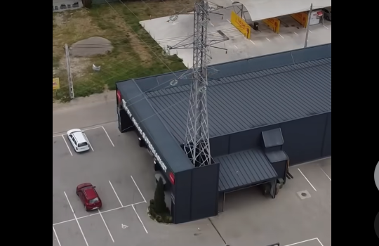 USR cere autorităților din Buzău să ia măsuri în cazul magazinului construit în jurul unui stâlp de înaltă tensiune
