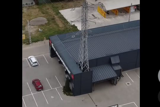 USR cere autorităților din Buzău să ia măsuri în cazul magazinului construit în jurul unui stâlp de înaltă tensiune