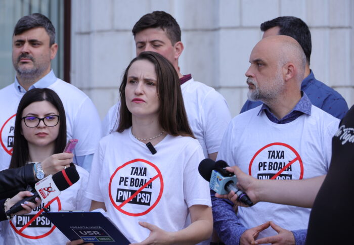 Protest USR la ușa lui Boloș: Aproape 100 de zile de când bagă mâna în buzunarul românilor prin „taxa pe boală”