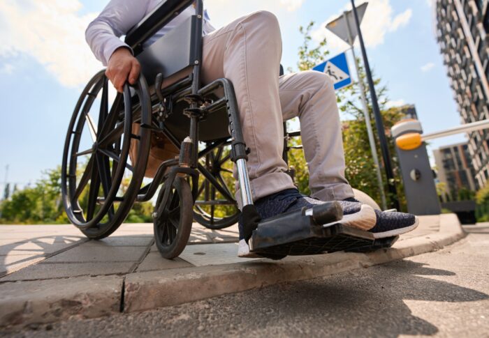 Proiect USR: Tinerii cu handicap grav să poată beneficia de pensia de invaliditate