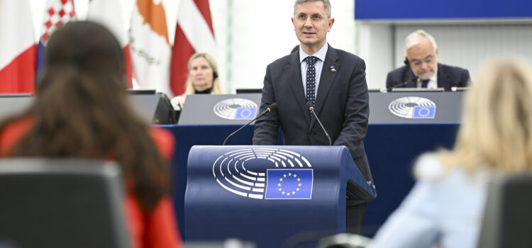 Parlamentul European cere prelungirea PNRR