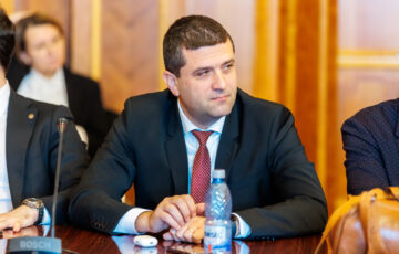 Stop minciunilor virale: Legea USR împotriva manipulării online, adoptată tacit