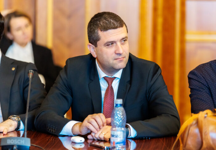 Stop minciunilor virale: Legea USR împotriva manipulării online, adoptată tacit