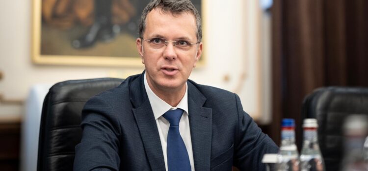 Ministrul USR al Apărării demarează noi proiecte de înzestrare a Armatei