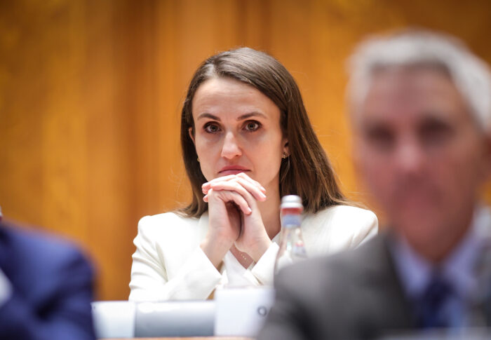 Ministra Oana Țoiu a transmis instrucțiuni pentru a fi dat jos drapelul Rusiei de la Muzeul de Artă Tulcea